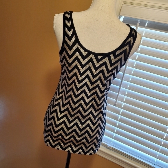 No Boundaries Black & Silver Metallic zig zag Tank size 11/13 Ladies medium - Picture 4 of 5